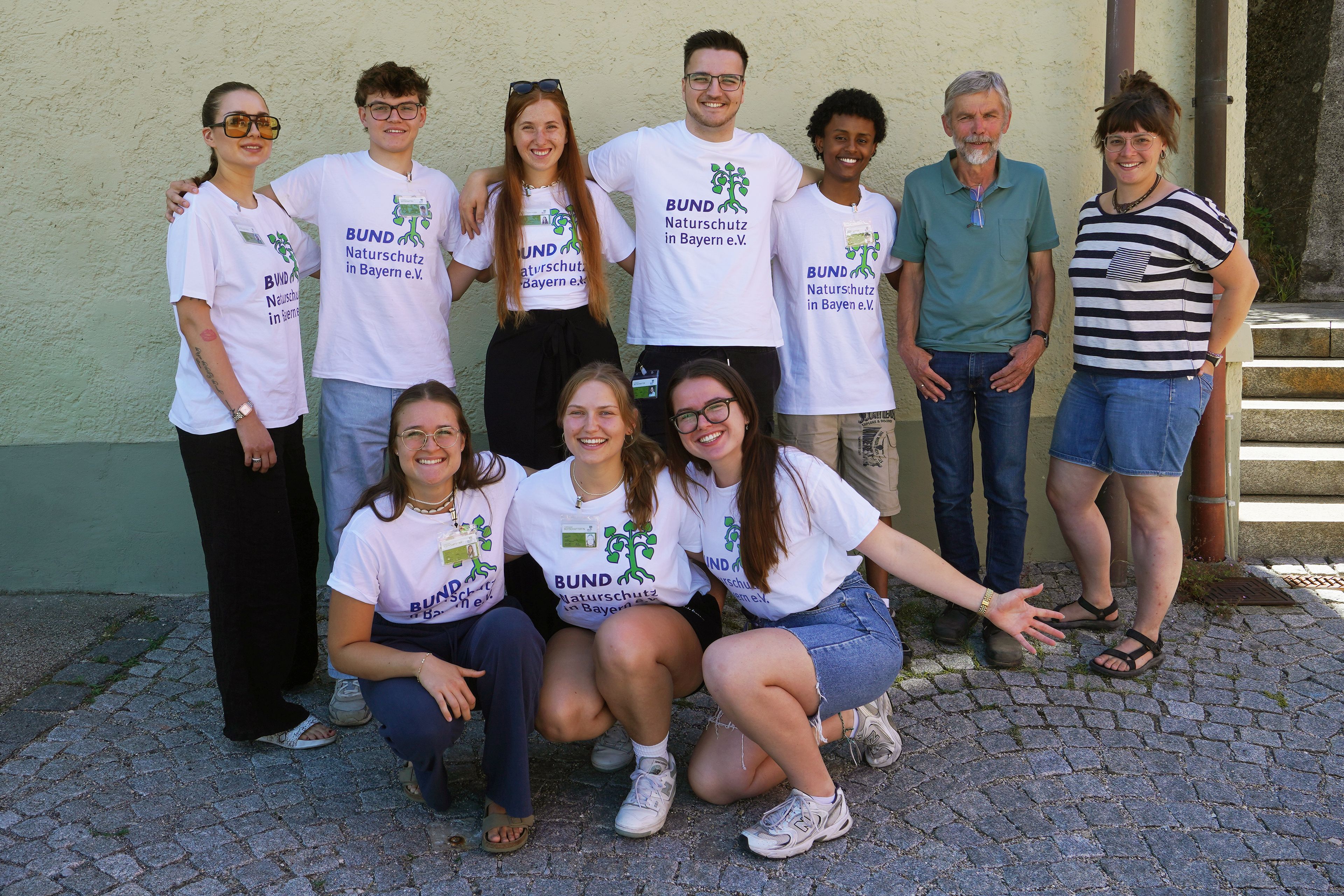 Das Bild zeigt ein Gruppenfoto mit acht Werbenden für die Mitglieder-Werbewochen vom 12.07. bis 02.08.2026 bei der Bund Naturschutz in Bayern e.V. Kreisgruppe Eichstätt sowie den Kreisgruppen-Vorsitzenden Johann Beck und die Geschäftsstellenleitung der BN-Kreisgruppe Eichstätt, Katharina Hinterholzinger